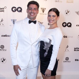 Cauã Reymond e Mariana Goldfarb posam em premiação