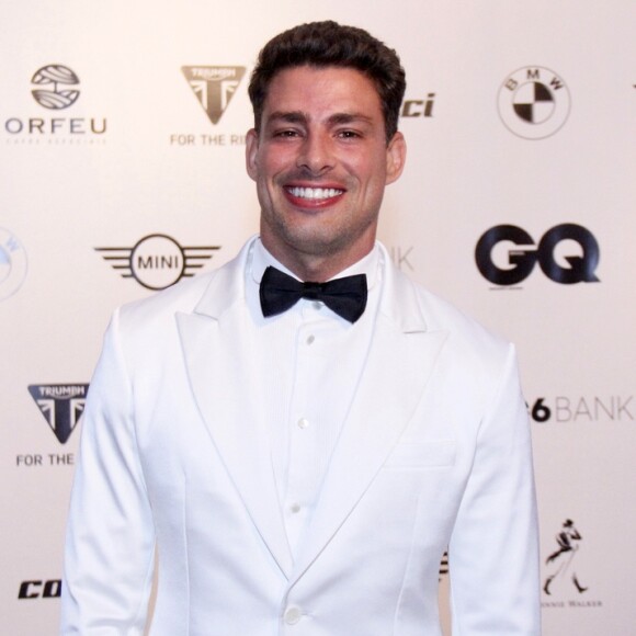 Cauã Reymond esbanja elegância para participar de premiação