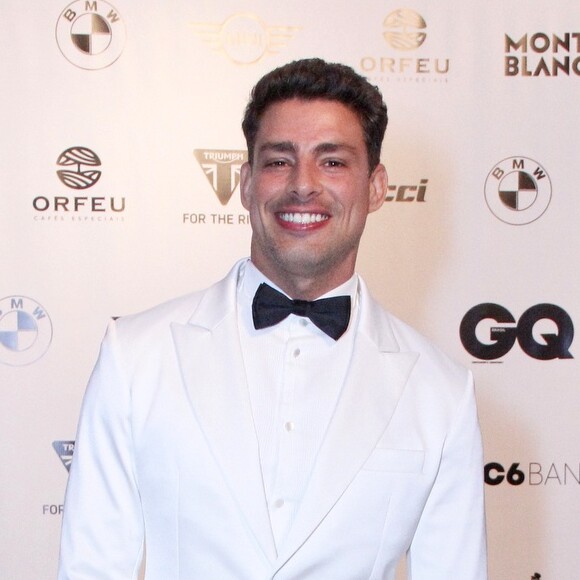 Cauã Reymond usou terno smoking da marca Colcci