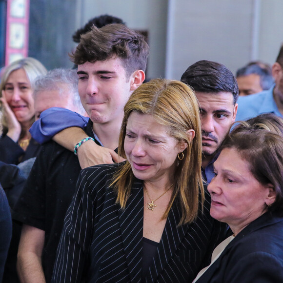 Família de Gugu Liberato se emocionam em velório do pai nesta sexta-feira, dia 29 de novembro de 2019
