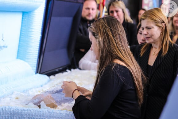 Filhas de Gugu Liberato, Sofia e Marina fazem homenagem ao pai em velório nesta sexta-feira, dia 29 de novembro de 2019