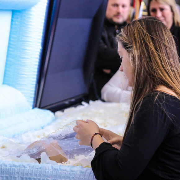 Filhas de Gugu Liberato, Sofia e Marina fazem homenagem ao pai em velório nesta sexta-feira, dia 29 de novembro de 2019