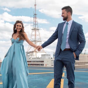 Juliana Paes posa com o marido, Carlos Eduardo Baptista