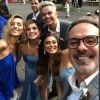 Flávia Alessandra e Juliana Paes posam com Otaviano Costa e amigos no casamento de Ale de Souza e Rodrigo Shimoto