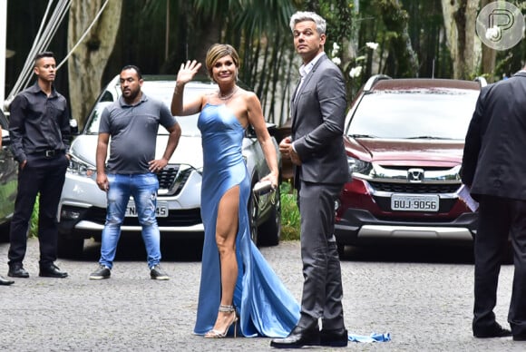 Flávia Alessandra deixa perna à mostra em modelo Tufi Duek
