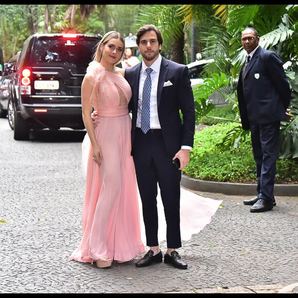 Monique Alfradique usa vestido Lethicia Bronstein com detalhe em renda no casamento de Ale de Souza e Rodrigo Shimoto