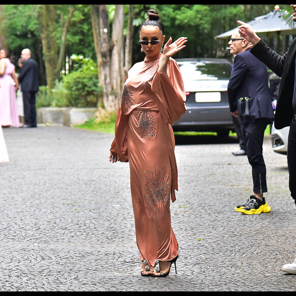 Sabrina Sato usa look estiloso no casamento de Ale de Souza e Rodrigo Shimoto