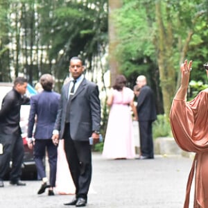 Sabrina Sato usa vestido estiloso e deixa curvas em evidência