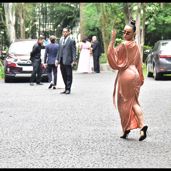 Sabrina Sato usa vestido estiloso e deixa curvas em evidência