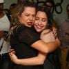 Fernanda Souza e Carla Diaz trocam um abraço apertado após a peça 'Meu Passado Não Me Condena'