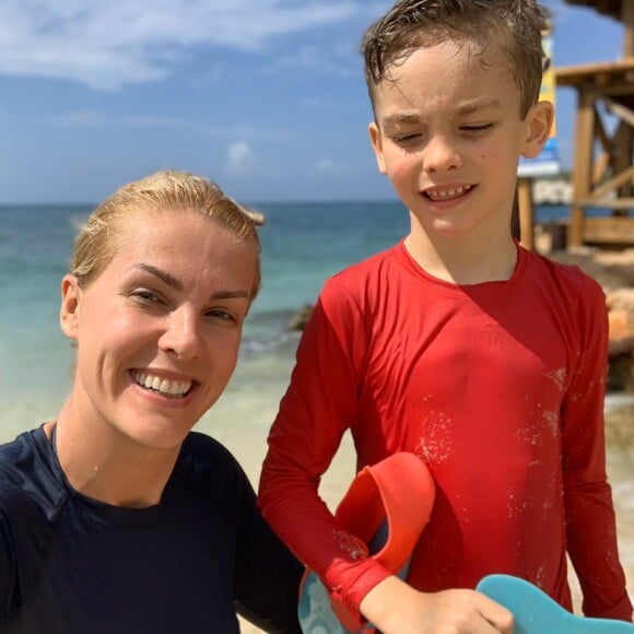 Ana Hickmann está curtindo o paraíso caribenho com o filho, Alexandre Jr.