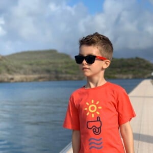 Filho de Ana Hickmann, Alexandre Jr. posou para fotos em viagem com a mãe