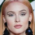 Maquiagem para Ano-Novo: delineado gráfico e boca nude foram apostas de Zara Larsson no Fashion Awards 2019