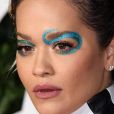 Maquiagem para Ano-Novo: o delineado gráfico e colorido de Rita Ora é opção divertida para a make de Réveillon