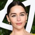 Maquiagem para Ano-Novo: Emilia Clarke apostou no combo cílios supervolumosos e delineado marcante em beleza que pode inspirar sua produção de Réveillon