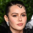 Maquiagem para Ano-Novo: cílios supervolumosos e delineado preto alongado marcaram a beleza de Jordan Grants no Fashion Awards