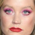 Maquiagem para Ano-Novo: Laura Whitmore apostou em sombra rosa, cílios supervolumosos e batom vermelho para o Fashion Awards