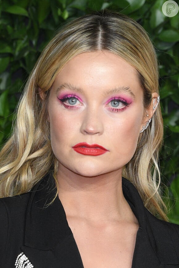 Maquiagem para Ano-Novo: Laura Whitmore apostou em sombra rosa, cílios supervolumosos e batom vermelho para o Fashion Awards
