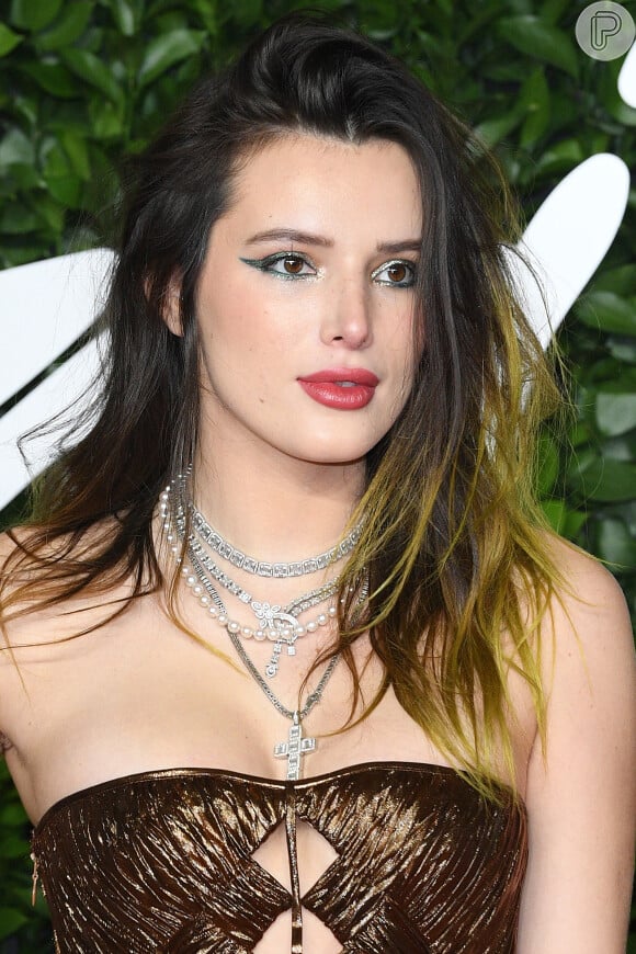 Maquiagem para Ano-Novo: sombra colorida e com brilho pode acompanhar boca em tons rosados, assim como na produção de Bella Thorne