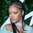 Maquiagem para Ano-Novo: pele iluminada, olho esfumado e boca 'nada' foram as tendências de make usadas por Rihanna
