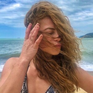 Paolla Oliveira postou foto sem maquiagem e com cabelo ao vento