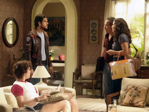 Após uma discussão com Cristina (Fabiula Nascimento), Rafael (Marco Pigossi) decide sair de casa, em 'Boogie Oogie'