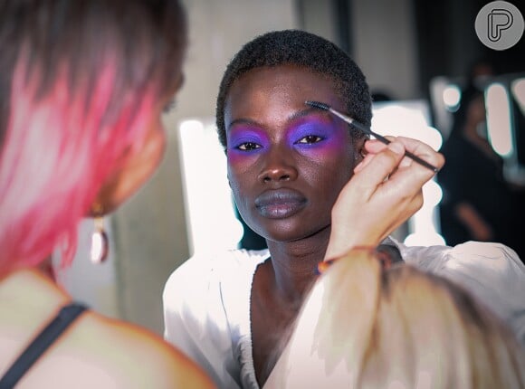Maquiagem colorida: a sombra roxa em versão intensa apareceu em desfile na Semana de Moda de Londres