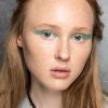 Maquiagem colorida: delineado gráfico na cor verde-água apareceu na Semana de Moda de Milão e é opção para visual trendy no Natal ou no Ano-Novo