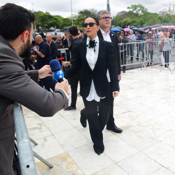 Sabrina Sato usou terno preto, camisa branca e óculos de sol em velório de Gugu Liberato