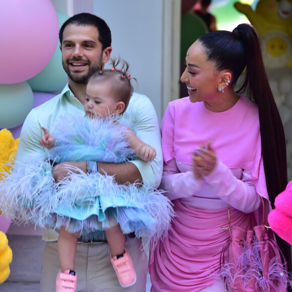 Zoe usou vestido de plumas azul para chegar ao salão de festas com Sabrina Sato e Duda Nagle