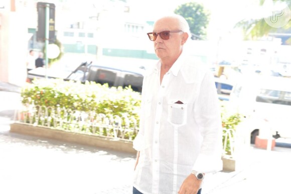 Ney Latorraca é flagrado ao chegar ao velório da assessora de imprensa Ivone Kassu, em julho de 2012