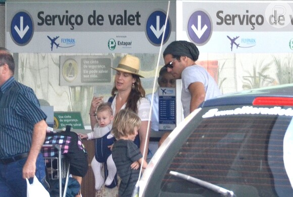 Thiago Lacerda desembarcou no aeroporto Santos Dumont, na Zona Sul do Rio, nesta segunda-feira, 20 de outubro de 2014