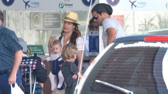 Thiago Lacerda e Vanessa Lóes chegam ao Rio com os três filhos e uma babá