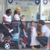 Thiago Lacerda chegou ao Rio com a mulher, Vanessa Lóes, os três filhos e uma babá