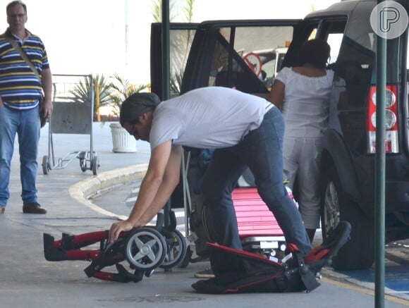 Cuidadoso, Thiago Lacerda desmontou o carrinho de sua filha para acomodá-lo no táxi