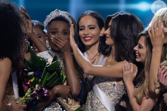 A sul-africana Zozibini Tunzi fez discurso contra o racismo após levar a coroa do Miss Universo