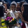 A emoção tomou conta da sul-africana Zozibini Tunzi ao vencer o Miss Universo 2019