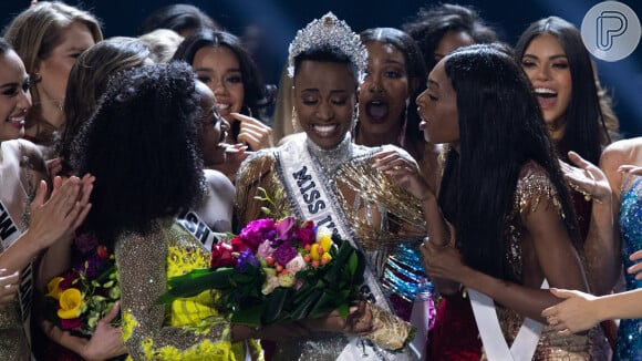 A emoção tomou conta da sul-africana Zozibini Tunzi ao vencer o Miss Universo 2019