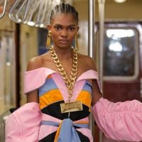 Moschino desfila coleção pré-fall em vagão de metrô e nós já adoramos 4 trends!