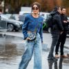 Moda jeans 2020: a 'calça do vovô' é uma das tendências em denim que prometem conquistar as fashion girls no próximo ano