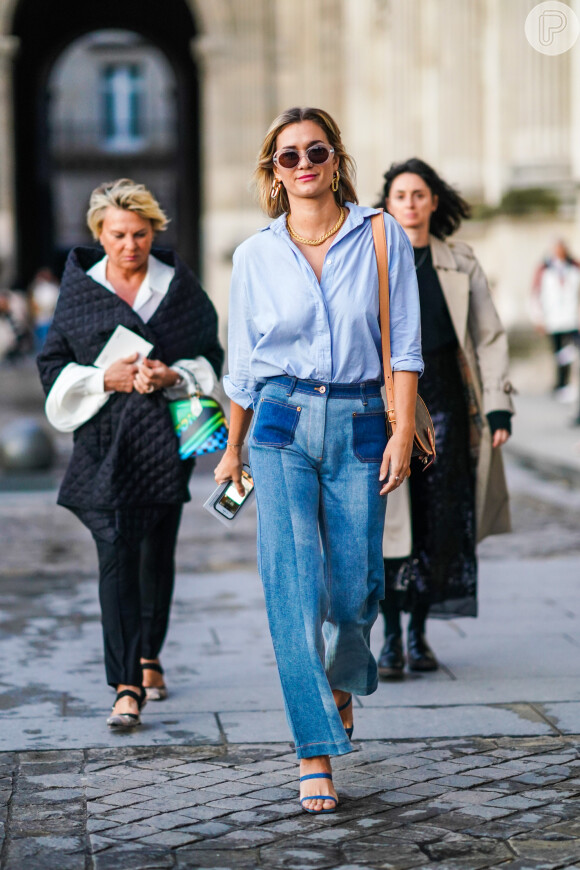 Moda jeans 2020: a dica do street style para apostar na calça bicolor é investir em cós e bolsos em tons diferentes