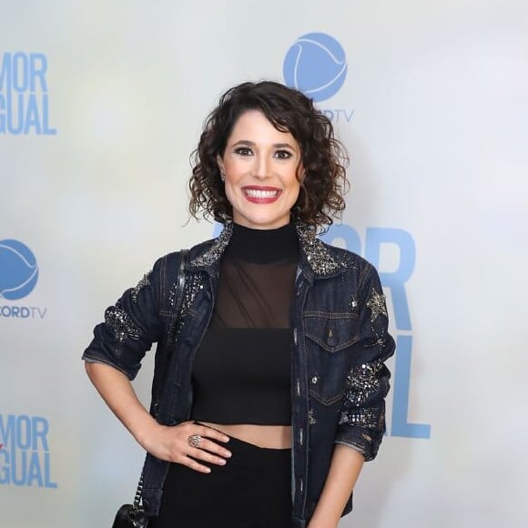 Manuela do Monte escolheu uma jaqueta jeans para a festa de estreia da novela 'Amor Sem Igual'
