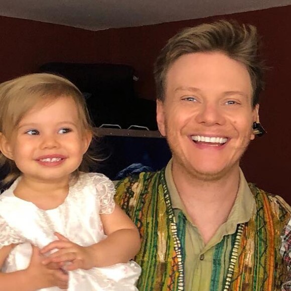 Michel Teló dá aulas de bateria para a filha mais velha, Melinda, nesta quarta-feira, dia 11 de dezembro de 2019