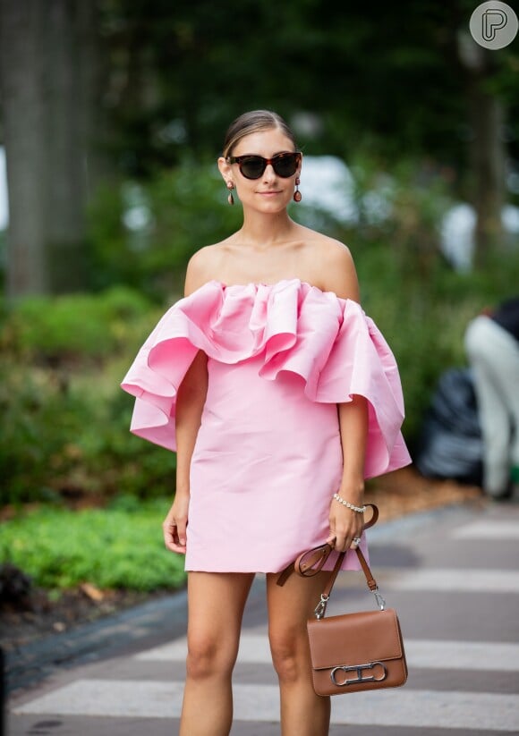 Vestido de festa: modelo em cor rosa com babados é tendência de moda para a estação