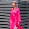 Vestido de festa: rosa neon é tendência de cor para o verão 2020 e funciona no look para um evento especial