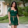 Moda festa: vestido verde com transparência e estampa de bolinhas é ideal para um evento especial
