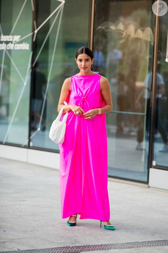 Vestido rosa: o neon está na moda e vale apostar no tom aceso para conseguir uma produção de festa