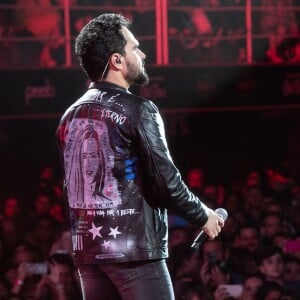 Luciano Camargo usou jaqueta com rosto da mulher, Flávia Fonseca, em show neste sábado, 14 de dezembro de 2019