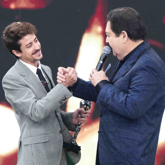 Jesuíta Barbosa ganhou prêmio por Melhor Ator de Novela no Melhores do Ano 2019, realizado no programa 'Domingão do Faustão', neste domingo, 15 de dezembro de 2019