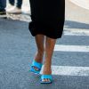 Moda verão 2020: o sapato de salto com bico quadrado é tendência confirmada para os dias de sol e deixa o look mais divertido na cor azul